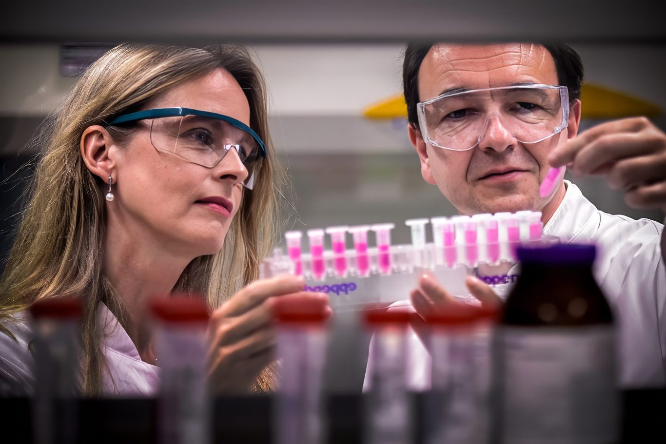 Forschungsfotograf Münster – Wissenschaftler bei der Laborarbeit mit Reagenzgläsern