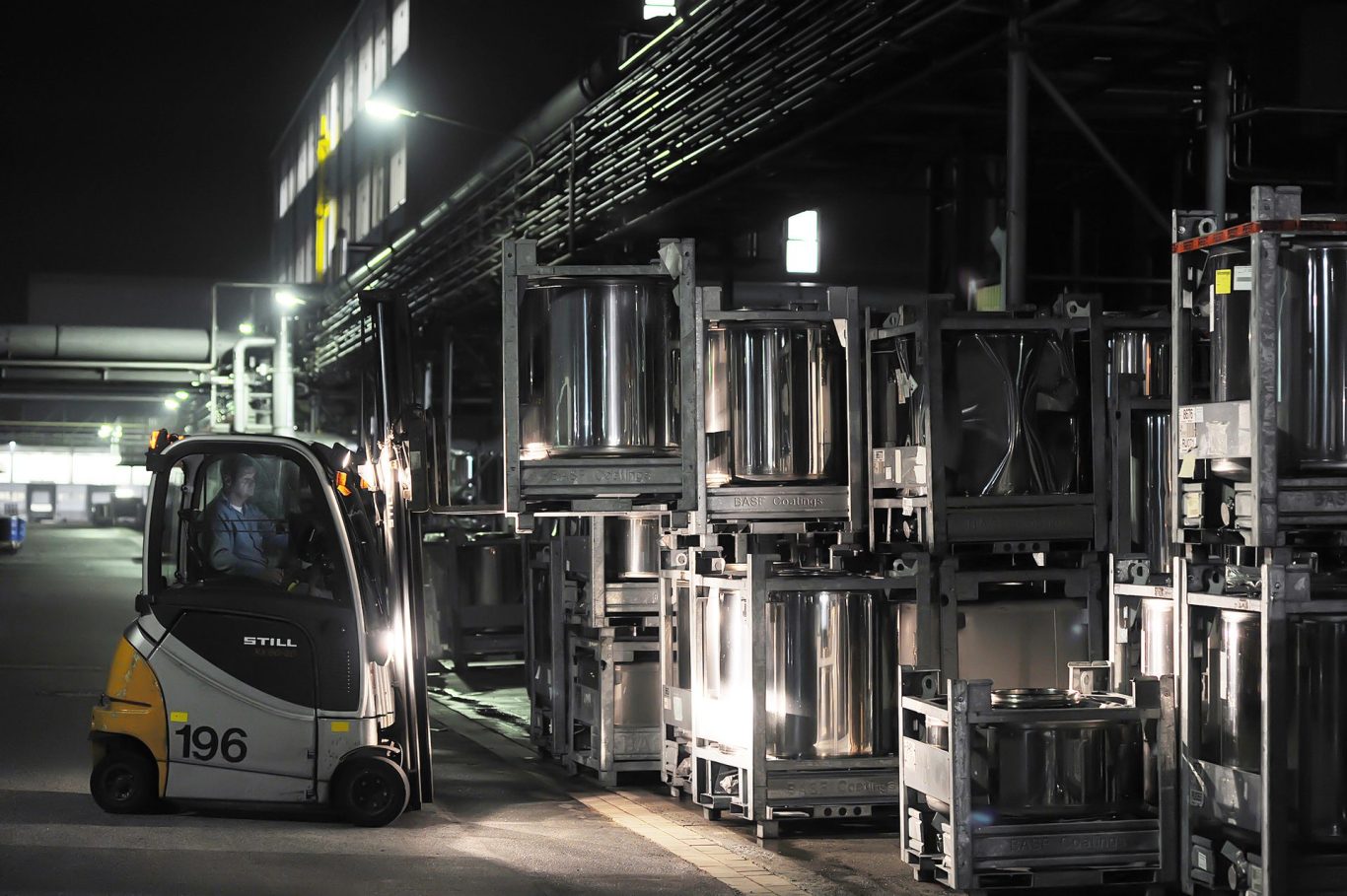 Industriefotografie Münster – Gabelstapler auf Betriebsgelände bei Nacht