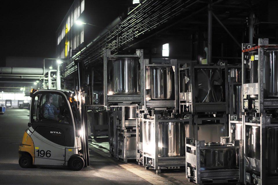 Industriefotografie Münster – Gabelstapler auf Betriebsgelände bei Nacht