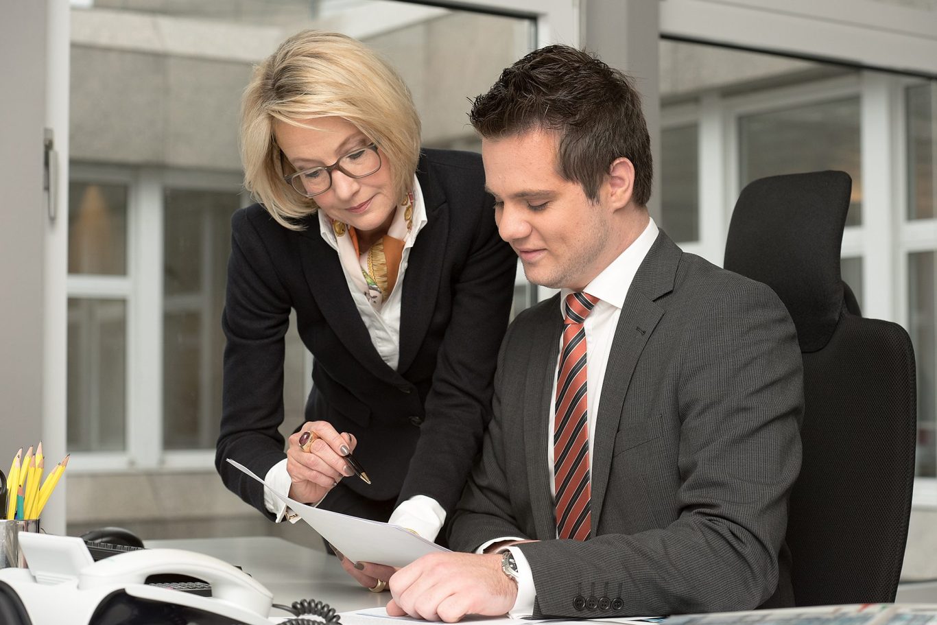 Businessfotografie Münster – Geschäftspartner bei einer Besprechung im Büro